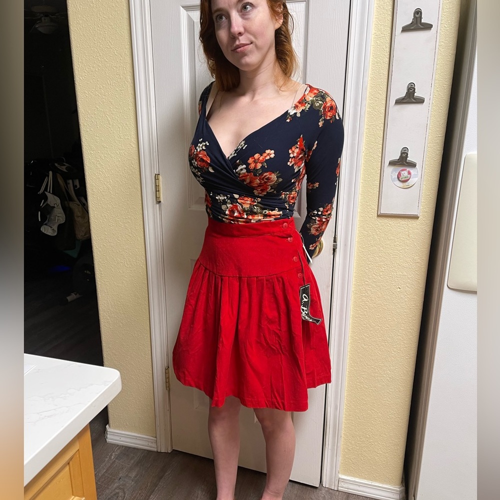 3/$30 ❤️VTG 80s/90s Red Corduroy, pleated skirt!  NEW WITH TAGS!😍
